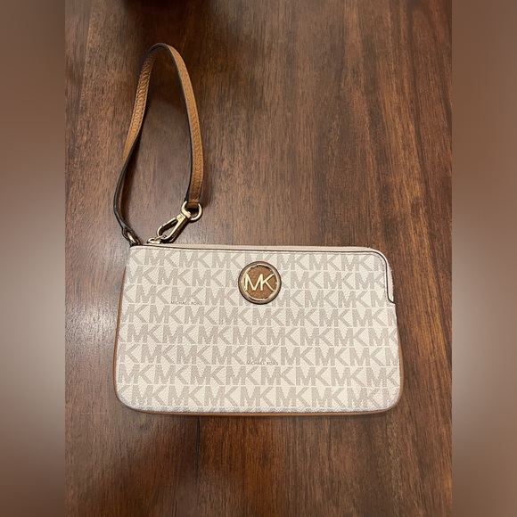 Michael Kors wristlet - Picture 1 of 1